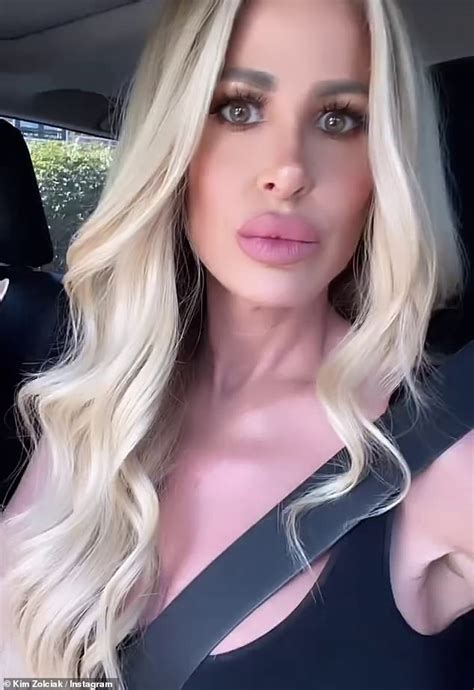 kim zolciak shows off her toned tummy in new selfie after ex kroy biermann insists divorce is