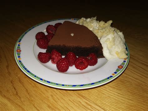In a food processor, combine almonds and cookies, pulse until finely ground. Eingesunkener Schoko-Amaretto-Kuchen - Bluis Kochwelt