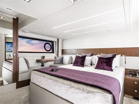 Loa 16,48m (54'0ft), beam 4,48m. Sunseeker Predator 50, this is England - Barchemagazine.com
