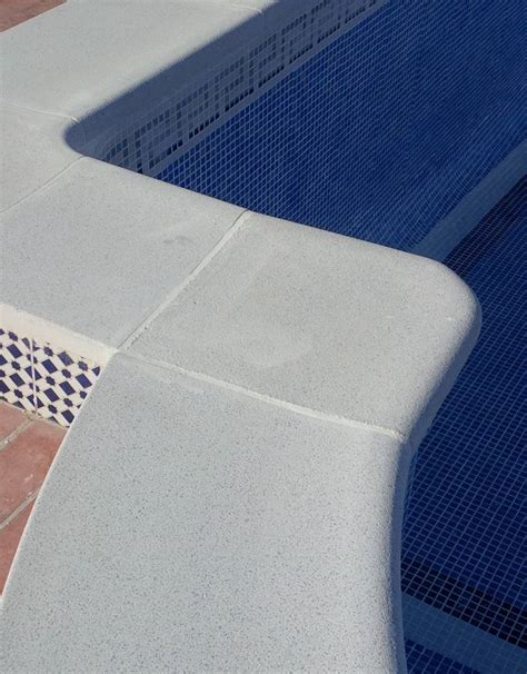 Elige Un Bordillo Seguro Para Tu Piscina Que Puede Ser Peligroso