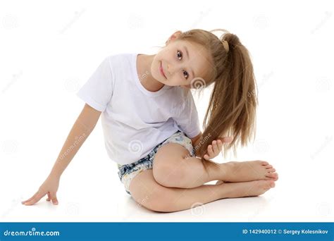 a menina está em seus joelhos foto de stock imagem de joelho isolado 142940012