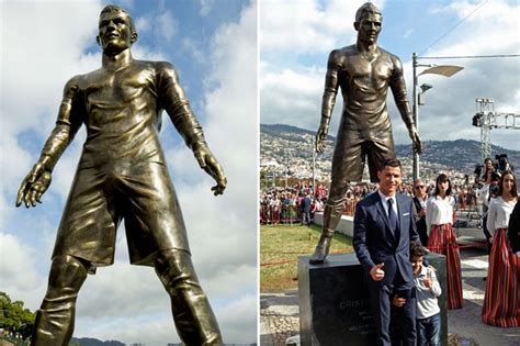 People are going in with the ronaldo statue ? La statue de Cristiano Ronaldo très généreuse au niveau de ...