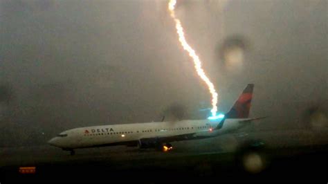 Video Lightning Strikes Delta Plane On The Runway At Atlanta Airport