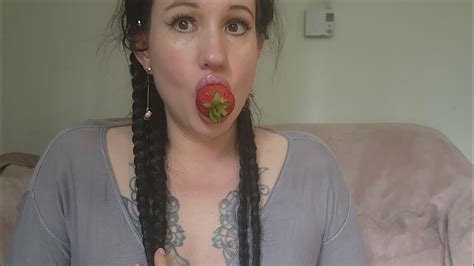 asmr eat strawberry 🍓 an honey 🍯 comb with me 🩵 youtube