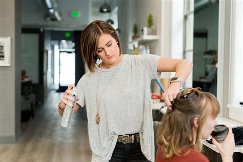 Changer sa passion en métier en optant pour la coiffure à domicile