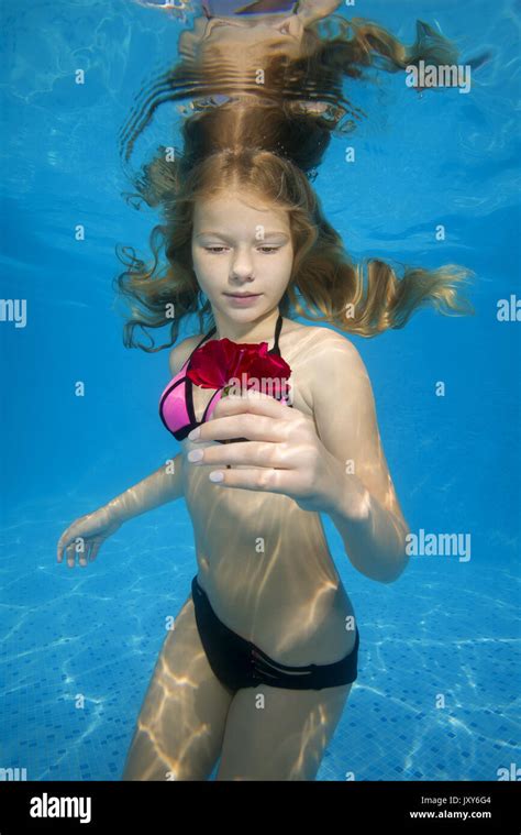 Schöne Teen Girl Posiert Unter Wasser Im Pool Stockfotografie Alamy