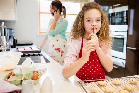 Hija Que Toma Las Galletas En Secreto Mientras Que La Madre Habla En