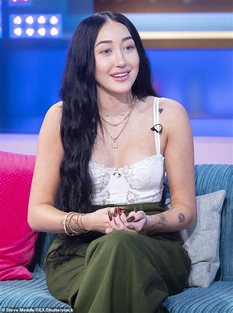 Noah Cyrus Says Being Miley S Sister Took Away Her Identity Express Digest