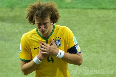 涙のダビド・ルイス、ブラジル大敗で「国民に謝る」 写真1枚 国際ニュース：afpbb news