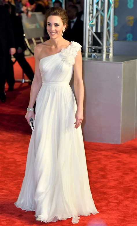 Pourquoi le prince william s'est attiré les foudres de son épouse. Kate Middleton looks straight out of a fairy-tale in stunning white one-shoulder gown at the BAFTAs