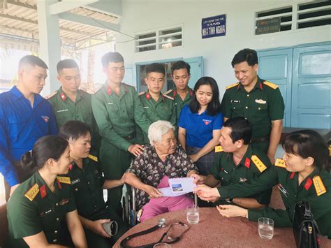 Tặng quà khám bệnh cho Mẹ Việt Nam Anh hùng Báo Bà Rịa Vũng Tàu