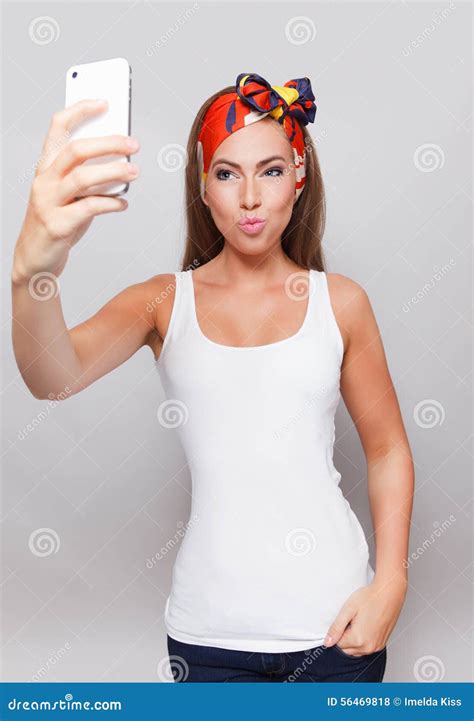 Pouting ładna Kobieta Bierze Selfie Zdjęcie Stock Obraz Złożonej Z
