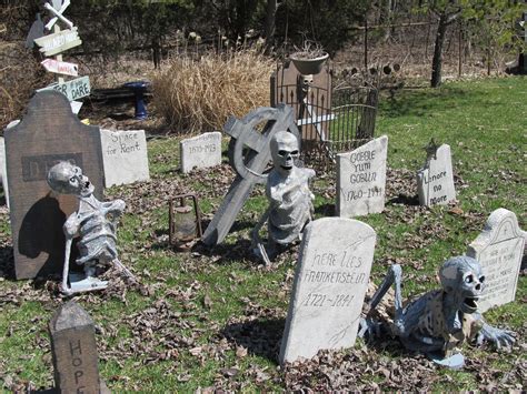 Spooky And Fun Graveyards Outdoor Halloween Decorations Homyfash