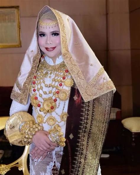 Baju Pengantin Adat Jawa Hijab Syari Tarakan Indonesia 5 April 2018 Indonesian Bridal Couples