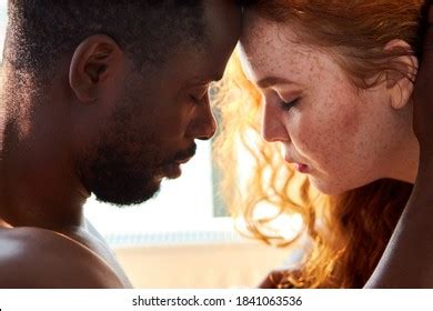 Loving Affectionate Nude Interracial Couple On Foto Stock