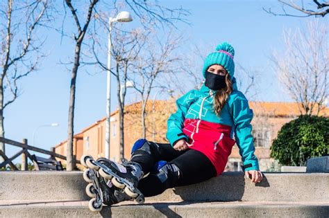 Retrato De Una Niña Patinadora Con Una Mascarilla Vestido Con Una