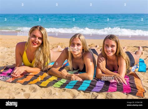 Femmes bronzer sur la plage Banque de photographies et dimages à haute