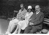 ملف:Bundesarchiv Bild 102-08485B, Karlsbad, Gustav Stresemann mit Gattin und Sohn.jpg - المعرفة