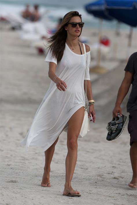World Hot Actress Alessandra Ambrosio Hot N Spicy Bikini Candids