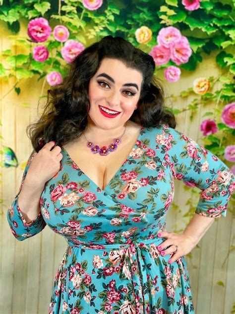 Pinup And Curvy Girl Style With A Retro Mod Twist In 2021 Curvy Outfits