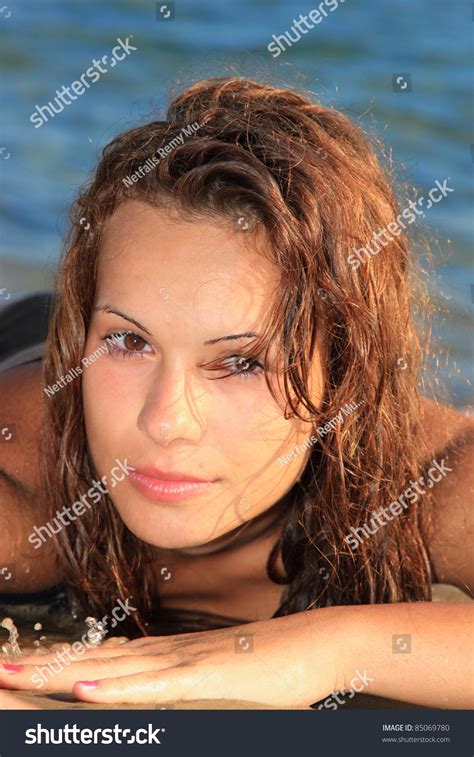 Sexy Bikini Model Posing On Beach Foto Stock 85069780 Shutterstock