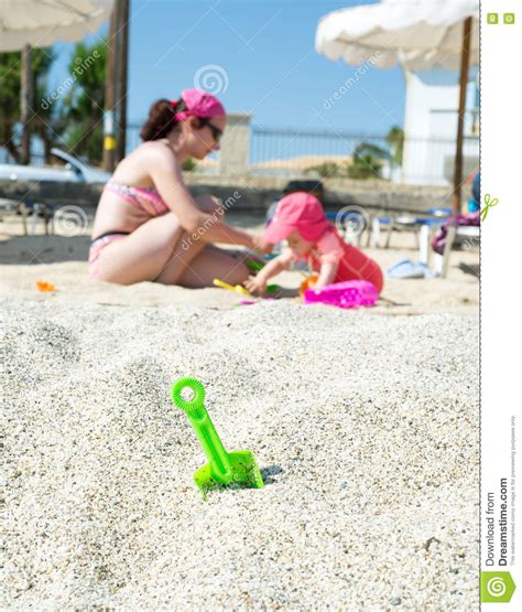 在沙子的绿色玩具锹 库存照片 图片 包括有 幸福 女性 背包 海边 生活方式 绿色 白种人