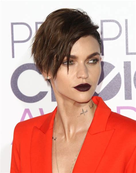 ruby rose s moody lip at the people s choice awards is impossibly sexy ruby rose brunette