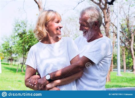 Pares Felices De La Anciano En Amor En El Parque Imagen De Archivo