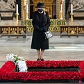 La Reina Isabel con mascarilla el Día del Recuerdo 2020 - La Familia ...