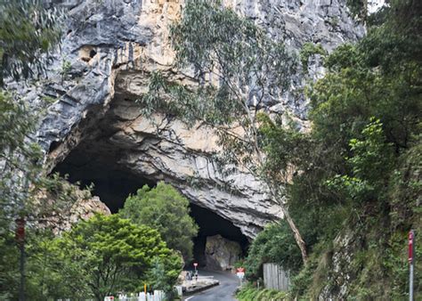 Jenolan Caves Entrance The Jenolan Caves Offer Many Differ Flickr