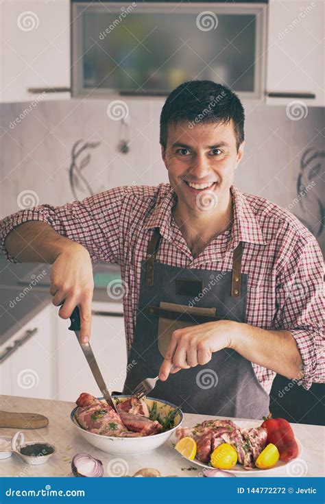 Hombre Que Prepara La Comida En Cocina Foto De Archivo Imagen De Receta Persona 144772272