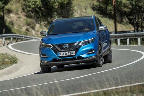 Among the new entries in the category, two japanese rivals have attracted positive attention, albeit for different reasons: Nissan Qashqai 1.5 dCi DCT : un bon en avant