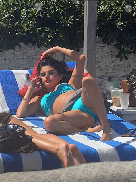 Selena Gomez Stuns No Biquini Azul Enquanto Sol Em Miami Fotos