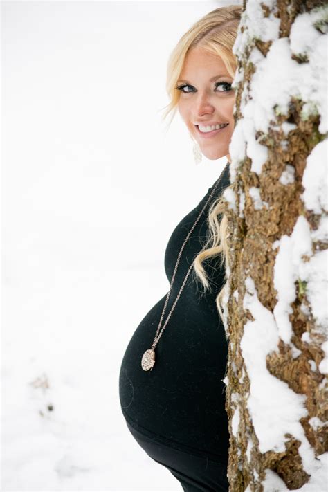 Winter maternity photo shoot. | Winter maternity pictures, Winter maternity photos, Maternity ...