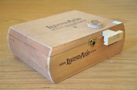 Looking for a low cost, mechanically sweet, little pochade box made from a wood cigar box for those spontaneous paint outs? DIY - Cigar Box to Pochade Box Conversion - Green Olive Arts