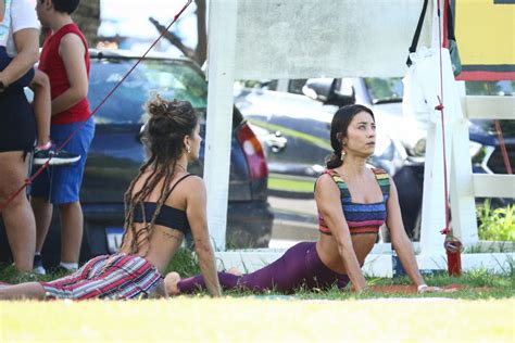 Ex atriz de Malhação dá aulas de yoga na praia TV Famosos gshow