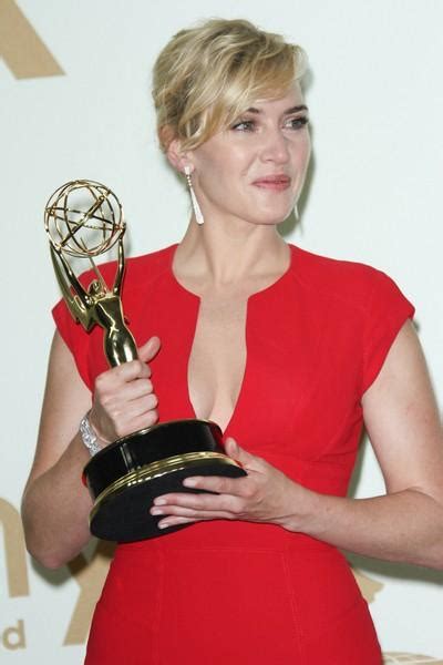 Kate Winslet Shows Off Courbes Red Hot Au Emmy Awards Photos De Beevar Com