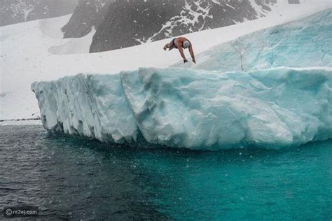 صور أول رجل يسبح في المياه الجليدية للقطب الجنوبي رائج