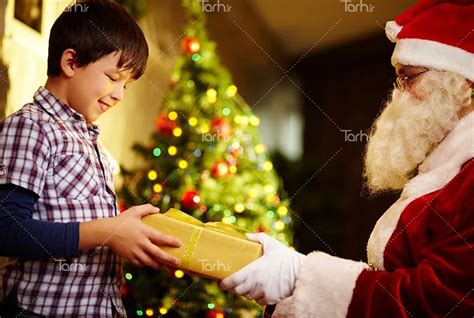 تصویر با کیفیت بابانوئل در حال دادن هدیه طرح دات آی آر