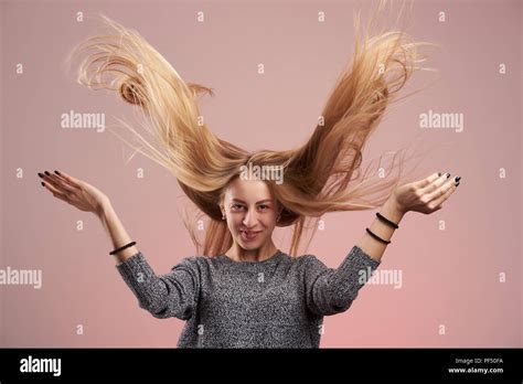 Femme Blonde Aux Cheveux Longs Banque De Photographies Et Dimages à Haute Résolution Alamy