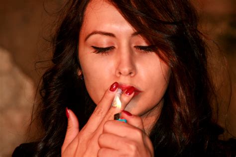무료 이미지 사람 소녀 여자 사진술 다리 초상화 모델 손가락 빨간 레이디 표정 말뿐인 담배 미소 입