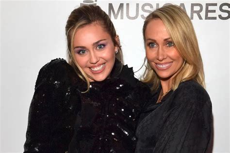Mãe De Miley Cyrus Casa Com O Ex Da Filha E Barra Ida Dela à Cerimônia Contilnet Notícias