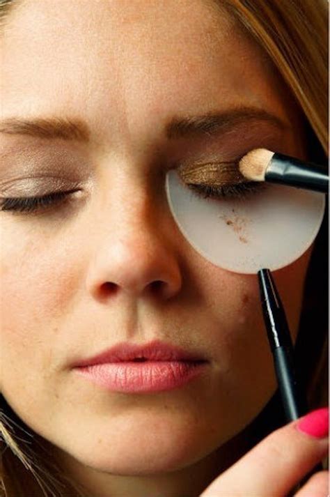 It's just that you need to understand some basic tips like how to blend colors using right brush and speed. 12 Tips for A Perfect Eye Shadow Makeup | Styles Weekly