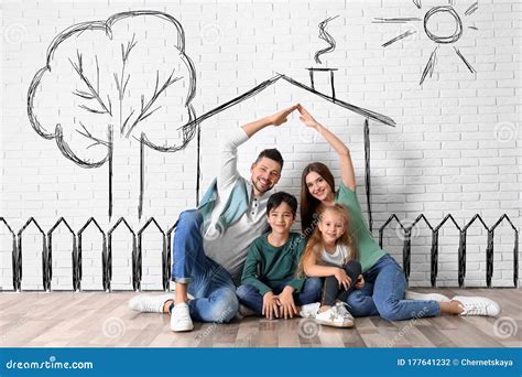 famille heureuse avec des enfants de la maison en imaginant illustrations sur le mur de briques