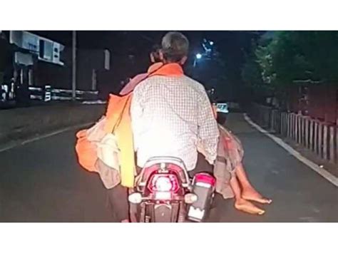 بھارت ، باپ بیٹی کی لاش موٹر سائیکل پر لیجانے پر مجبور اسپتال کا ایمبولینس دینے سے انکار،لاش لے