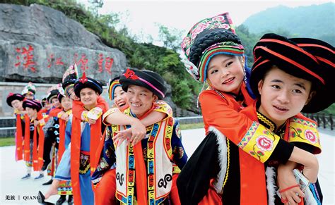 Sarawak's cities and towns are generally populated by chinese and malays and sarawak is also one of the most popular tourist destinations in southeast asia because of its rich cultural diversity. Splendid Costumes of Chinese Ethnic Groups - China ...