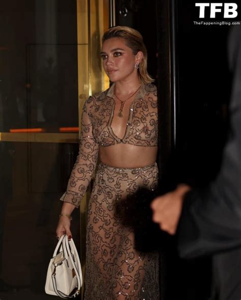 Florence Pugh Flashes Her Nude Tits While Attending The Valentino