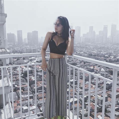 Namanya dikenal publik, karena kerap pamer foto mesra dengan mantan, dan video kontroversionalnya dengan sang mantan, okky raditya. Foto Hot dan Sexy Anya Geraldine | DoyanPisang