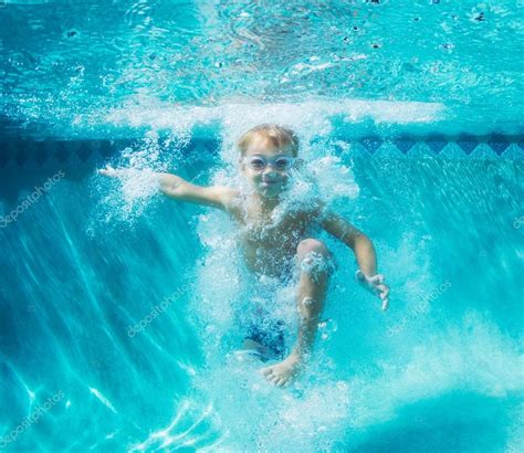 Young Boy Diving Underwater In Swimming Pool — Stock Photo