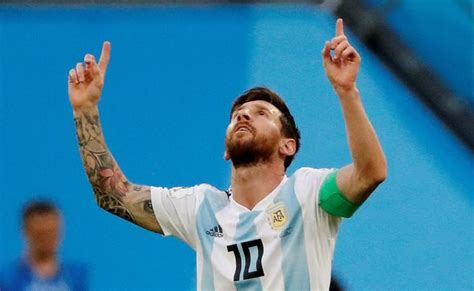 world cup result nigeria 1 2 argentina lionel messi and marcos rojo secure last 16 spot